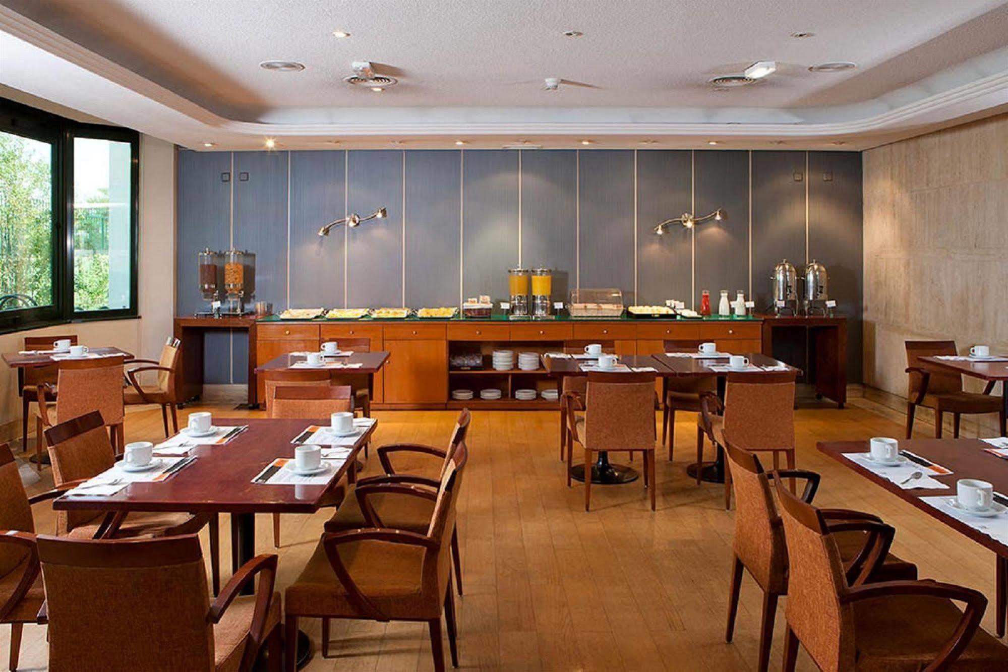 Apartamentos Th Las Rozas Restoran fotoğraf