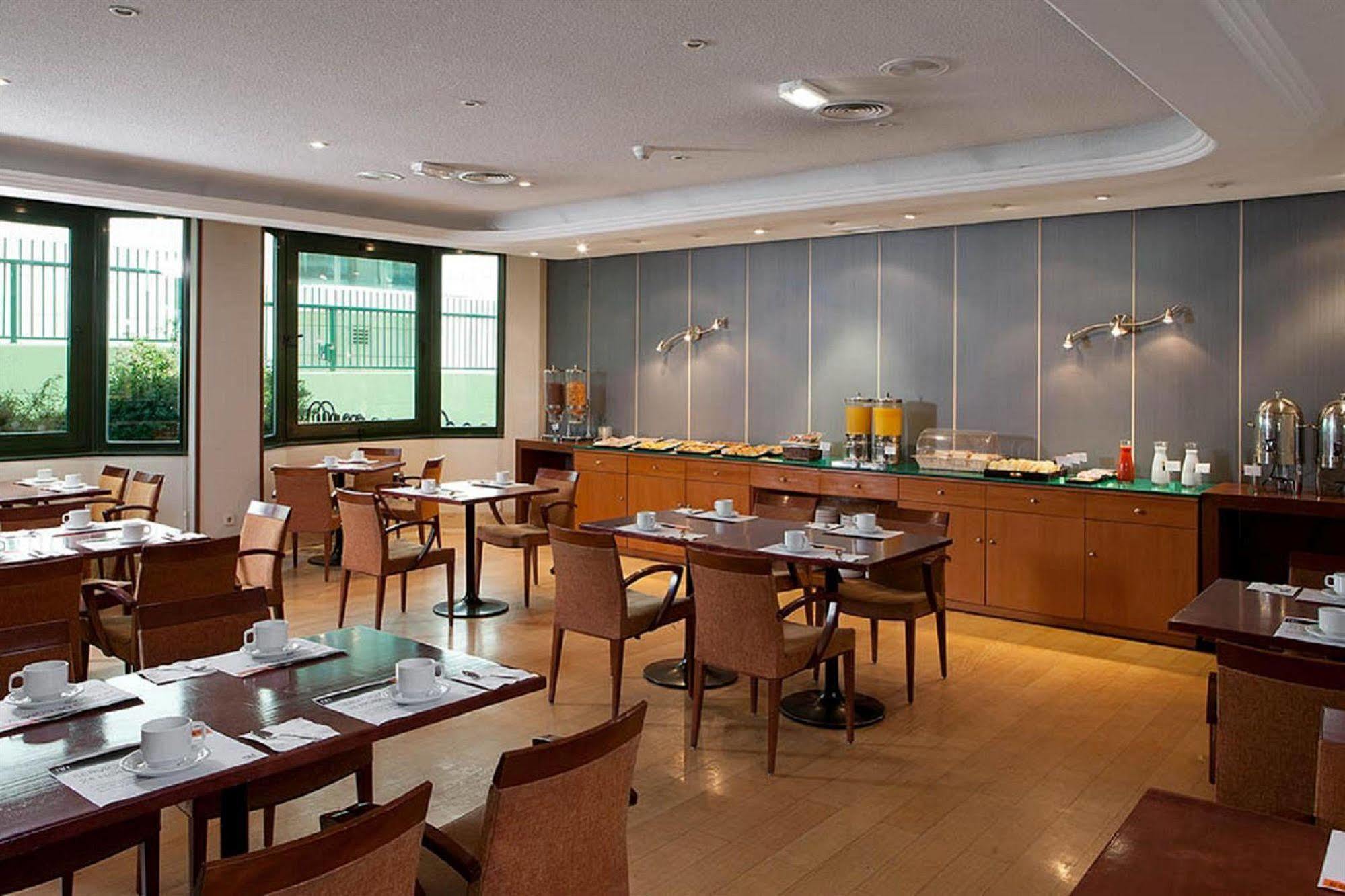 Apartamentos Th Las Rozas Restoran fotoğraf
